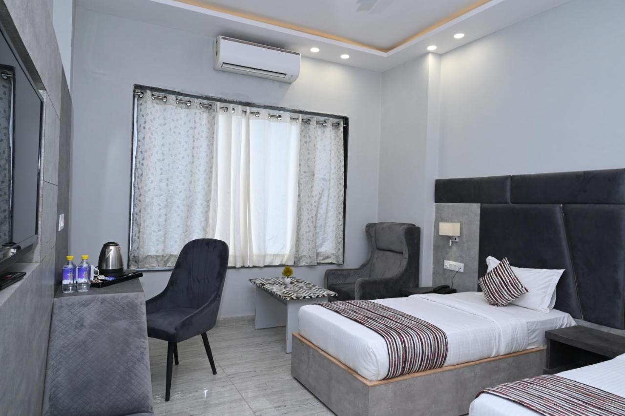 Hotel Vasdaa Grand Dehradun Extérieur photo